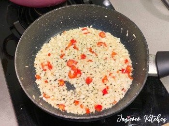 step1: 蒜頭、辣椒、蔥切碎瀝乾待用。冷鍋冷油加蒜蓉和辣椒。