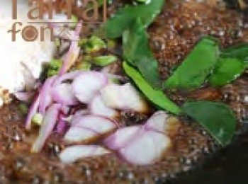 step2: 另起油鍋，放入蒜仁、紅蔥頭，炒到金黃上色，再加入檸檬香茅、卡菲爾萊姆葉及紅辣椒，最後放入羅望子醬、椰糖、魚露及花生米，以小火煮到椰糖融化成濃稠狀。