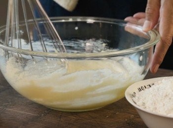 step3: 用打蛋器攪拌均勻。