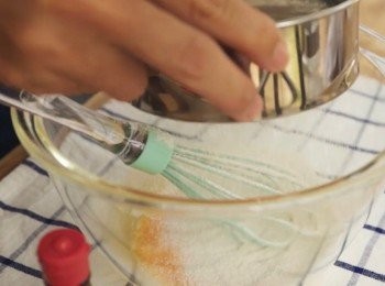 step3: 麵粉過篩。