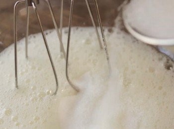 step4: 蛋白開始出現泡沫狀，再慢慢加入剩下的糖。