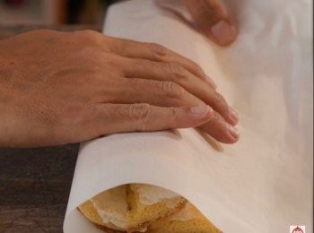 step17: 然後把蛋糕捲起來，像包壽司一樣。
然後放置在雪櫃內約30分鐘。