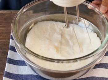 step13: 現在來製作忌廉

先準備一碗冰塊，然後加一點水。
把大碗放在冰塊水上。

鮮忌廉和煉乳倒入大碗中，
用電動打蛋器快速打發。
然後備用。