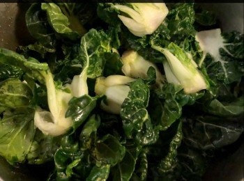 step6: 蔬菜如：白菜、甚至白蘿蔔等配料。