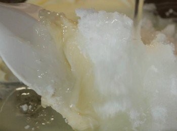 step2: 在裝著牛油的碗中，加入糖和沙拉油。