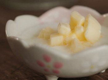 step1: 準備：
牛油和牛奶放進微波爐中加熱
至牛油融化。

影片教學參考請點以下連結：
https://youtu.be/QA4HzKKGT6I