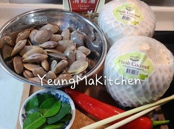 step1: 預備材料: 將買回來的花甲洗刷乾淨並浸在鹽水中1-2小時，有助吐沙。香茅拍鬆根部及根部切粒；檸檬葉洗淨撕碎(易出味) ; 紅尖椒洗淨後切片。