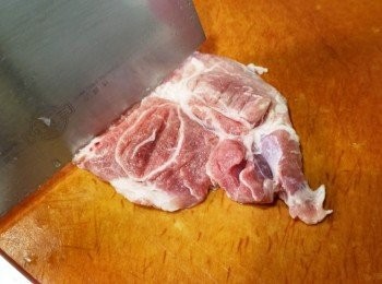 step2: 豬梅肉先解凍，以刀背平均拍在豬梅肉上
