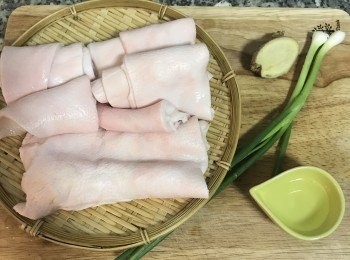 step1: 豬皮儘量選顏色白，毛少油少的！
蔥和薑洗淨，蔥切長段、薑切片。