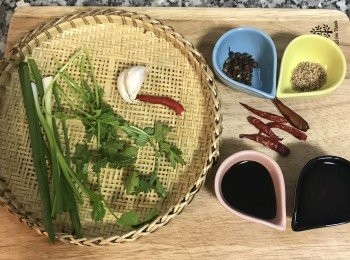 step11: 青蔥、香菜、辣椒、蒜頭用可飲用水洗淨。
蒜頭切末、香菜略切、蔥切蔥花、辣椒去籽切圈狀。