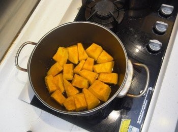 step5: 加入300 ml日式高湯,加糖,加豉油,加味淋