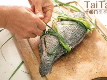 step2: 以香蘭葉或檸檬香茅把魚纏繞綁緊，包上鋁箔紙。