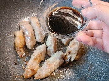 step5: 下味醂、醬油和麻油煮至收汁，上碟後撒上芝麻便可。