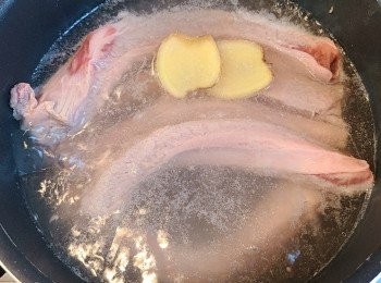 step2: 凍水落牛肋條和薑片，中火燒至微滾，使血水及雜質迫出，熄火，以凍水沖洗牛肋條。