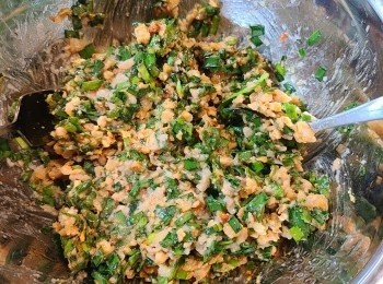 step2: 先用所有醃料與新豬肉拌勻，再加入韮菜拌勻成餡料。