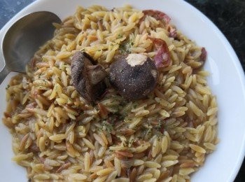 step4: 灑上蕃茜碎加上凍乾脆冬菇便可上碟享用