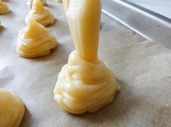 step4: 擠出圓形麵糊，大小隨意，用手指沾些水，把表面突起的部分抹平涼。