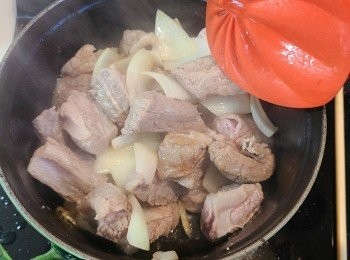 step5: 再加入牛肋條炒勻。