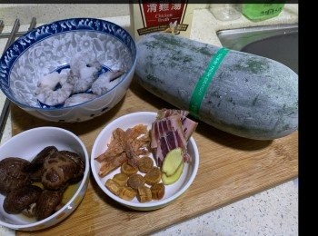 step1: 干冬菇、干瑤柱、蝦乾先浸軟。水留用。