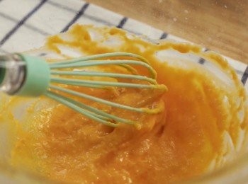 step4: 與蛋黃溶液混合。