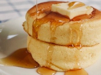 step15: 放上一小塊牛油。淋上蜂蜜或楓糖醬。
或加入自己鐘意的水果或果醬也可以！