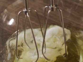 step3: 在大碗中，放入蛋白+三分之一的糖，
用電動打蛋器打發。