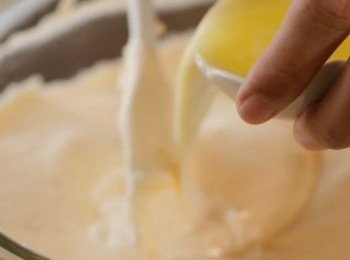 step8: 加入牛油牛奶。混合均勻。