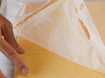 step12: 把黏在蛋糕表面的牛油紙斯掉