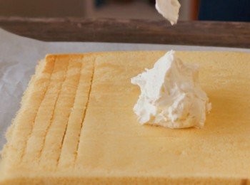 step15: 為了容易捲起來，
在蛋糕表面輕輕劃上距離2-3cm 的直線