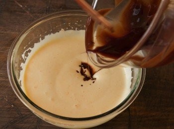 step6: 把剛才隔化的牛油和朱古力，倒入雞蛋糊內混合均勻。