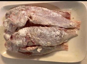step1: 買來的魚一定要新鮮，徹底洗淨肚內物，不然會有腥味。

做法很簡單，將魚加入少許鹽、生粉、胡椒粉醃10 分鐘。