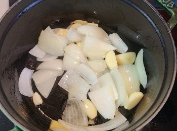 step4: 燒熱鍋，下少許油，將洋蔥和蒜粒炒香。