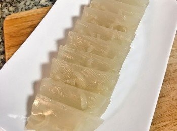 step10: 成型的豬皮凍，脫模後對切後切片（圖中份量只有半盒）。