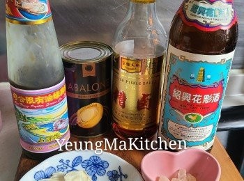 step1: 預備材料:罐頭鮑魚開罐後瀝乾水份便可，因本身可即食，如怕的話用熟水沖一沖或略煮，但記得不可以煮太久。