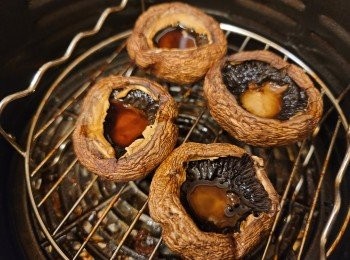step3: 啡菇，用氣炸鍋200℃ ，10分鐘炸至乾身後切細粒