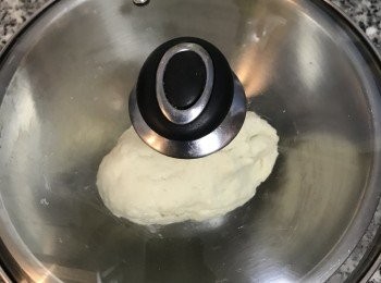 step9: 粗略揉成糰（麵糰比較乾和俱韌度），蓋起來鬆弛10分鐘；