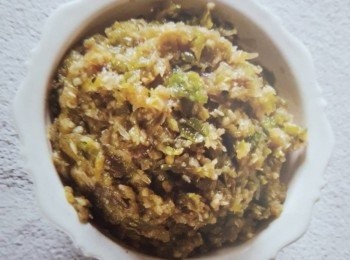 step1: 【<span class="group_3">青辣椒醬</span>】：
將青辣椒、紅蔥頭、蒜頭用爐火或炭火烤軟（以炒菜鍋乾鍋小火炒軟亦可），烤到外皮都焦黑，剝除外皮放入石臼搗到接近泥狀。
加入魚露和鹽搗勻調味即可。