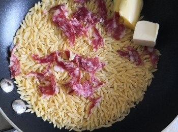 step1: 先將牛油以小火爆香紅蔥蒜蓉將米型粉炒香