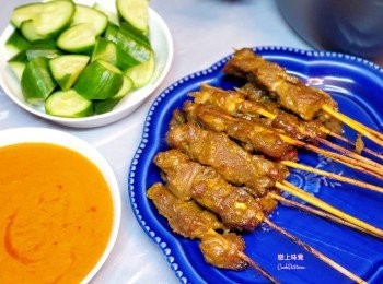 step4: 只要買罐即食沙嗲醬汁，加碟青瓜即可。