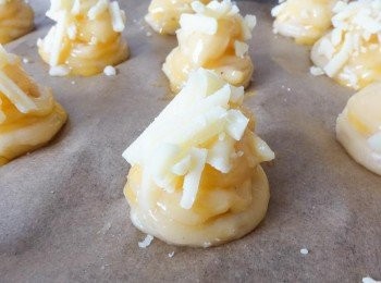 step5: 用蛋液塗上蛋液，再在上面鋪上芝士碎，放入已預熱200度C焗爐，焗約20－22分鐘，至金黃色即成，放在涼架上待涼。