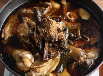 step3: 最後將醬瓜、黑糖道黑糖加入調味，並煨煮約15分鐘就完成了。