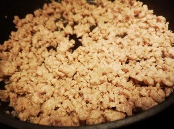 step2: 免治肉先炒到8成熟，盛起備用