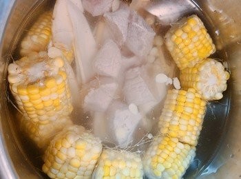 step2: 將所有材料凍水落煲約2小時便成，用高壓煲則煲約20分鐘，喝前再大滾5分鐘落鹽便成。