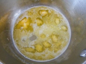 step1: 將水和牛油放入煲內，用中火煮沸