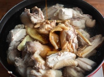 step2: 將雞肉、薑片、開水與醬瓜的醬汁一起倒入鍋中，開大火煮滾後，轉小火煨煮約90分鐘。(煨煮時把泡渣撈除乾淨