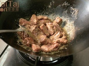 step1: 起油鍋，放入牛腱肉煎到兩面變色，倒入200ml的椰漿和500ml的水，加入馬鈴薯塊和洋蔥塊煮滾，改小火燉煮。