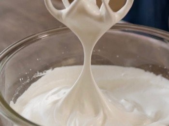 step5: 直到蛋白成順滑的霧絲狀。