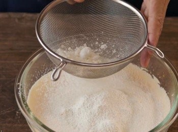 step7: 加入過篩的麵粉。用刮刀攪拌均勻。