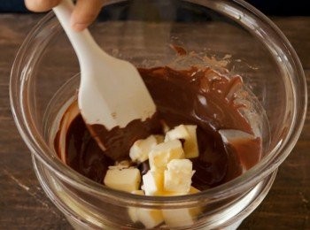 step1: 準備：朱古力和牛油放在大碗內，
            隔熱水加熱隔化。然後備用。

影片教學請點以下連結：
https://youtu.be/2CpIpg6Xxjg