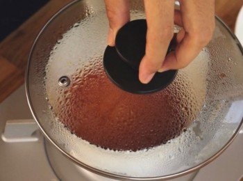 step2: 將一點熱水倒入焦糖混合物中，然後蓋上鍋蓋，以免糖漿彈出來。小心溫度非常高不要燙到！

變成焦糖色後就把火關掉。
